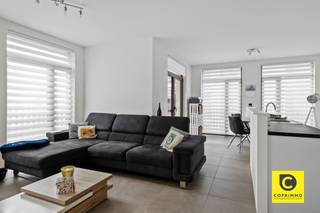 <p><span>Strak en modern 2-slaapkamerappartement met zonnig terras en prachtig zicht</span></p><p><span> </span></p><p><span> </span></p><p><span>Op zoek naar een </span><span>modern en comfortabel appartement op een gunstige locatie</span><span>? Dit verzorgde 2-slaapkamerappartement op de </span><span>eerste verdieping</span><span> combineert ruimte, licht en hedendaags wooncomfort. Dankzij de grote glaspartijen geniet u bovendien van een aangenaam uitzicht op de </span><span>gemeenschappelijke tuin en het groene binnengebied</span><span>.</span></p><p><span> </span></p><p><span>Het appartement beschikt over een </span><span>gezellig zonnig terras</span><span>, een ondergrondse autostaanplaats en een privatieve berging. Deze is verplicht mee aan te kopen voor € 17.500.</span></p><p><span> </span></p><p><span>Indeling</span></p><p><span>Inkomhal & berging</span><span><br />U betreedt het appartement via een ruime inkomhal met vestiairemogelijkheid. Vanuit de inkomhal is er toegang tot het aparte toilet.</span></p><p><span> </span></p><p><span>Leefruimte & open keuken</span><span><br />De ruime en lichtrijke leefruimte beschikt over grote glaspartijen die rechtstreeks toegang geven tot het zonnige terras. De leefruimte sluit naadloos aan op de open keuken, die uitgerust is met alle nodige comfort en voldoende kastruimte.</span></p><p><span> </span></p><p><span>Badkamer & slaapkamers</span><span><br />De moderne badkamer is voorzien van een praktische inloopdouche en een dubbele lavabo. Daarnaast is er een tweede apart toilet met handenwasser. Verder beschikt het appartement over </span><span>twee volwaardige slaapkamers</span><span>.</span></p><p><span> </span></p><p><span>Autostaanplaats, berging & fietsenplaatsen</span></p><p><span> </span></p><p><span>Ondergronds beschikt het appartement over een </span><span>privatieve autostaanplaats en berging</span><span>. De autostaanplaats is </span><span>verplicht mee aan te kopen voor €17.500</span><span>.</span></p><p><span>Daarnaast zijn er </span><span>3 privatieve fietsenplaatsen</span><span> voorzien.</span></p><p><span> </span></p><p><span>Troeven</span></p><ul><li><span>Modern en recent appartement ( 2019)</span></li><li><span>Gelegen op de eerste verdieping</span></li><li><span>2 slaapkamers</span></li><li><span>Ruime en lichtrijke leefruimte</span></li><li><span>Open keuken</span></li><li><span>Zonnig terras</span></li><li><span>Prachtig zicht op de gemeenschappelijke tuin/binnengebied</span></li><li><span>Lift aanwezig</span></li><li><span>Privatieve berging</span></li><li><span>3 privatieve fietsenplaatsen</span></li><li><span>Autostaanplaats verplicht mee aan te kopen voor €17.500</span></li><li><span>Nutsvoorzieningen individueel</span></li><li><span>Beschikbaar bij akte </span></li></ul>