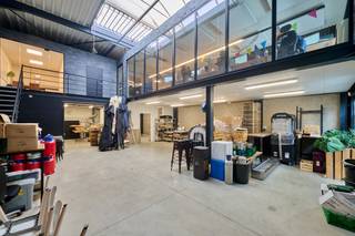 <p><strong>TE KOOP Alken: KMO-unit met kantoren</strong><br /><br />Recent bedrijfsgebouw (272m²) met 2 parking (P8 & P22), gelegen op het industrieterrein "De Kolmen", met een vlotte verbinding met de N80 (Hasselt – Sint-Truiden) en de oprit 28 van de E313 in de directe nabijheid.</p>
<p>Het gebouw is opgetrokken in een staal- en betonconstructie, voorzien van: lichtstraat met geïntegreerd rookluik, gepolierde betonvloer met een draagkracht van 2T/m², verwarming en een automatische sectionaalpoort van +/- 4m x 4,5m.<br /><br />De vloeroppervlakte van de hal bedraagt 160m². Er is een mezzanine aanwezig van 112m² met prachtig landschapskantoor, afzonderlijk bureel, keuken & sanitair. Alle comfort is aanwezig en de afwerking is meer dan proper.</p>
<p>Vrije hoogte van +/- 6,5m. <br /><br />Voor meer info en/of een bezichtiging: 011/39 90 50 of info@jansenrealestate.be</p>