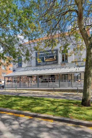 <p>Voor meer info of een bezoek, bel 053 59 49 36 - In Molenbeek bieden wij dit <strong>veelzijdige handelspand </strong>met <strong>bovenliggende appartementen</strong> te koop aan. Het gelijkvloers is momenteel ingericht als een <strong>gewaardeerd restaurant met een uitstekende naam</strong> en een gezellige, familiale sfeer. De klanten kunnen er genieten van hun maaltijd in de aangename zaal of in de lichtrijke veranda. Het restaurant is volledig instapklaar en voorzien van een <strong>professionele industriële keuken</strong> en <strong>volledig uitgeruste bar</strong>. Het pand is bovendien volledig onderkelderd, wat zorgt voor uitstekende opslagruimte, ideaal voor horeca of andere commerciële activiteiten. Op het eerste verdiep bevindt zich een <strong>te renoveren appartement</strong>, terwijl het tweede verdiep momenteel is ingericht als één appartement dat eventueel kan worden opgesplitst tot een derde entiteit. Dankzij de <strong>goede ligging in een levendige en vlot bereikbare regio</strong> biedt dit gebouw tal van mogelijkheden, zowel voor eigen gebruik als voor investering. <strong>VERKOOP ONDER AANDELEN</strong></p><p></p>