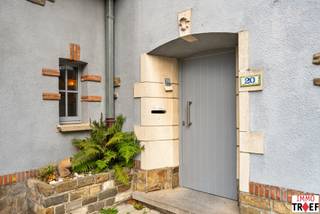 Deze ruime en instapklare gezinswoning werd in 2019 volledig gerenoveerd met oog voor kwaliteit en energiezuinigheid, en biedt vandaag alle comfort van modern wonen. De woning bevindt zich pal in het centrum van Lebbeke, op wandelafstand van werkelijk alles: scholen, winkels, openbaar vervoer, het cultureel centrum, de bibliotheek, muziekacademie, sporthal, zwembad… Een toplocatie voor gezinnen die alles dichtbij willen hebben. <br /><br />Indeling: een ruime inkomhal en gastentoilet, een gezellige leefruimte met gashaard, vervolgens een geïnstalleerde leefkeuken met alle hedendaags comfort die ook rechtstreeks verbonden is met het terras en de zonnige tuin. Tot slot is er een praktische kelder en een ruime garage met aansluiting voor oa wasmachine & droogkast en rechtstreekse toegang tot de tuin (ideaal voor fietsen, groenafval, vuilnis,…). Op de eerste verdieping is er een nachthal, een badkamer met toilet, dubbele wastafel en douche. Verder zijn er 3 ruime slaapkamers, waarvan één met eigen badkamer (ligbad, inloopdouche en wastafel). Op de tweede verdieping is er nog een 4e slaapkamer, extra opbergruimte dankzij de ingebouwde kasten, en een gezellige mezzanine die momenteel ingericht is als bureel. <br /><br />TROEVEN: volledig gerenoveerde woning, energiezuinig EPC label B, 238m² vloeroppervlakte, 4 volwaardige slaapkamers, 2 badkamers, grote tuin met terras & garage, woning op topligging. Vragen, meer info of een bezoek? Contacteer Charlotte van IMMO TROEF: 052 52 52 00 of info@immotroef.be