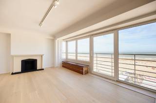 MODERN GERENOVEERD APPARTEMENT OP HET MOOISTE STUKJE VAN DE PROMENADE !Lichtrijke woonkamer met sierhaard en parketvloeren. Open, volledig ingerichte...