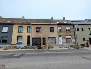 Discover this spacious house in need of renovation, offering great potential for a personalized family home or an investment project. Ideally...