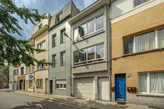 Vergunde opbrengsteigendom bestaande uit twee gerenoveerde appartementen en een magazijn/garage nabij Park Spoor Noord!<br /><br />In dit kleinschalig gebouw, twee gerenoveerde appartementen met elk een bewoonbare oppervlakte van 62m². Ze werden in 2026 volledig gerenoveerd en beschikken elk over een lichtrijke leefruimte met open keuken uitgerust met Bosch-toestellen, twee slaapkamers van respectievelijk 14m² en 8m², een badkamer met inloopdouche en een apart toilet.<br /><br />Het appartement op de eerste verdieping beschikt over een EPC-label A (99 kWh/m²/jaar). Het appartement op de tweede verdieping heeft een EPC-label B (126 kWh/m²/jaar). Beide zijn elk voorzien van een vernieuwde gasketel.<br /><br />Op het gelijkvloers bevindt zich een magazijn/garage van ca. 63 m² uitgerust met een elektrische poort met afstandsbediening, elektriciteits- en wateraansluiting en sanitaire voorzieningen.<br /><br />Het geheel omvat in totaal 124m² woonoppervlakte en ca. 63m² magazijnruimte.<br /><br />De drie entiteiten worden samen aangeboden als één opbrengsteigendom.<br /><br />Troeven:<br /><br />- Recente totaalrenovatie (2026)<br />- Gunstige EPC scores (label A en B)<br />- Kleinschalig gebouw met lage kosten<br />- Vernieuwde CV-ketels op gas<br /><br />Mogelijkheid van 6% rendement na verhuur. <br /><br />124m2 totale bewoonbare oppervlakte cfr EPC. <br /><br />Wenst u een bezoek of meer informatie? Dan kan u ons steeds contacteren via info@dvarealestate.be of via 03/297.00.00.