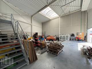 KMO-unit met een oppervlakte van 258 m² te koop op een strategische ligging. De site is uitstekend bereikbaar, vlakbij de Brugsevaart (N9) en op slechts 3 km van de R4 met vlotte verbindingen richting de E40 &amp; de E34. Hierdoor is er een vlotte ontsluiting richting Gent, Antwerpen, Brussel en de kust. <br /><br />De KMO-unit van 205 m² heeft een vrije hoogte van 6 meter en is voorzien van een lichtstraat met rookluik, een polybetonvloer en een regenwaterput van 5.000 liter. Het magazijn is toegankelijke via een automatische sectionale poort en een afzonderlijke toegangsdeur. In de loods bevindt zich bovendien een mezzanine van 53 m², ideaal voor het inrichten van een kantoor of als extra stockage. Tevens zijn er 4 parkeerplaatsen aanwezig. Verkoop onder stelsel van BTW.<br /><br />Contacteer PANORAMA B2B voor bijkomende (technische) inlichtingen, plannen of een vrijblijvend plaatsbezoek 0477 02 09 02.