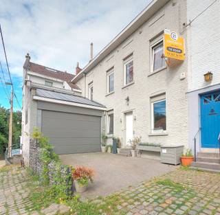 Century21ImmoNero stelt voor, deze bijzonder charmante "Coup de coeur" woning met een schitterende buitenruimte welke u onmiddellijk in vakantiesfeer brengt, uitstekend gelegen op wandelafstand van treinstation, centrum en scholen en met mooi zicht op de omgeving , omvattende: Eetplaats 16m²; Living19m², ingerichte keuken 15m², Wasplaats 13m², WC, tussenkamer 12m² en een bureau van 15m². Overdekt terras en zonnige buitenruimte bestaande uit 2 grote terrassen. Garage 5m x4.6m. Verdiep 1: 2 ruime slaapkamers en een badkamer met WC en een groot terras met schitterend vergezicht, Verdiep 3: wintersalon of dressing, Slaapkamer met en suite badkamer met bad en WC. Kelders met stookkelder, wijnkelder en berging. CV installatie op pellets, Elektriciteit is conform!Voor meer info : www.rowiesstraat8.be