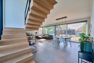 <p>Moderne, strakke villa in een residentiële omgeving op een mooi perceel van 8a28ca. Gelegen in een rustige buurt op een topligging maar toch op een centrale locatie. Deze villa van 2015 heeft een bewoonbare oppervlakte van 231m² en is voorzien van 3 slaapkamers, een dressing, een bureel/speelruimte/extra TV ruimte, een badkamer met ligbad en douche én een douche kamer op het gelijkvloers. De woning is volledig onderkelderd. Er is een prachtig zicht op het tegenover gelegen natuurgebied. Vloerverwarming met een warmtepomp, zonnepanelen, een centraal stofzuigersysteem, basisdomotica, elektrische jaloeziën, ... maken de villa futureproof. Overal is er een fantastische lichtinval dankzij de grote raampartijen. </p><p>De indeling is als volgt:<br />Gelijkvloers: riante inkomhal met apart toilet en toegang tot de open leefruimte met eiken trap waarin een gezellige zithoek met gashaard, een ruime eethoek en een verdoken bureelruimte is voorzien. De maatkeuken is voorzien van alle toestellen en wordt gekenmerkt door het fantastische Corian blad. In de kastenwand van de keuken is er een doorgang naar de wasplaats met extra toegangsdeur. Verder is hier een doucheruimte, extra maatkasten en toegang tot de kelder. Massa’s lichtinval door de grote raampartijen en prachtig zicht op de tuin in elke ruimte.</p><p>Verdiep 1: Ruime overloop met ruimte voor TV-hoek, bureel, speelkamer, ... Verder zijn er 3 slaapkamers voorzien van inbouwkasten en de masterbedroom heeft ook nog een dressing. Zeer ruime badkamer met inloopdouche, wastafel, ligbad en kastenwand. Hier geniet je van natuurlijk licht dankzij de lichtkoepel. </p><p>Mooi, omheind perceel met westelijke oriëntatie. Bovendien zeer onderhoudsvriendelijke tuin voorzien van kunstgras. Achter in de tuin is er nog een tuinhuis met loungehoek. Dubbele carport met extra tuinberging. De villa is volledig onderkelderd dus aan berg-en werkruimte is er geen gebrek. Overal is er vloerverwarming voorzien. De elektriciteit is uiteraard conform. </p><p>Op zoek naar een moderne woning op een toplocatie? Neem dan vandaag nog contact op voor een bezoek.</p><p>Wij ontzorgen je ook voor de verkoop van je huidige woning! Voor meer uitleg helpen we je graag verder.</p>