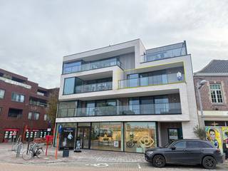 Vraag uw bezoek aan via onderstaande link:<br />https://Vlaemynck.mijnhuurprofiel.be/property/c5b90b50-86e2-4378-b499-f8ad700a2795<br /><br />In het centrum van Tielt vinden we dit ruim en lichtrijk appartement terug. De ligging in de winkelstraat van Tielt zorgt ervoor dat u dicht bij alle dagdagelijkse behoeften zit zoals supermarkt, bakker, traiteurzaken, horeca,.... <br /><br />Het appartement is luxueus afgewerkt en volledig instapklaar; voorzien van lichtarmaturen, gordijnen, geschilderd,....<br /><br />Indeling van het appartement:<br />Inkomhal met gastentoilet, leefruimte met uitgeruste open keuken (+ aansluitende berging), zonnig terras aan de voorkant, nachthal, twee ruime slaapkamers (waarvan één uitgerust is met terras), badkamer met inloopdouche.<br /><br />Het appartement is ook voorzien van een ondergrondse autostaanplaats en kelderberging.<br />Beschikbaar vanaf 01/09/2026.<br />Provisie syndicuskosten: €75/ maand. <br /><br />Contacteer ons voor uw persoonlijk bezoek in dit centraal gelegen appartement!