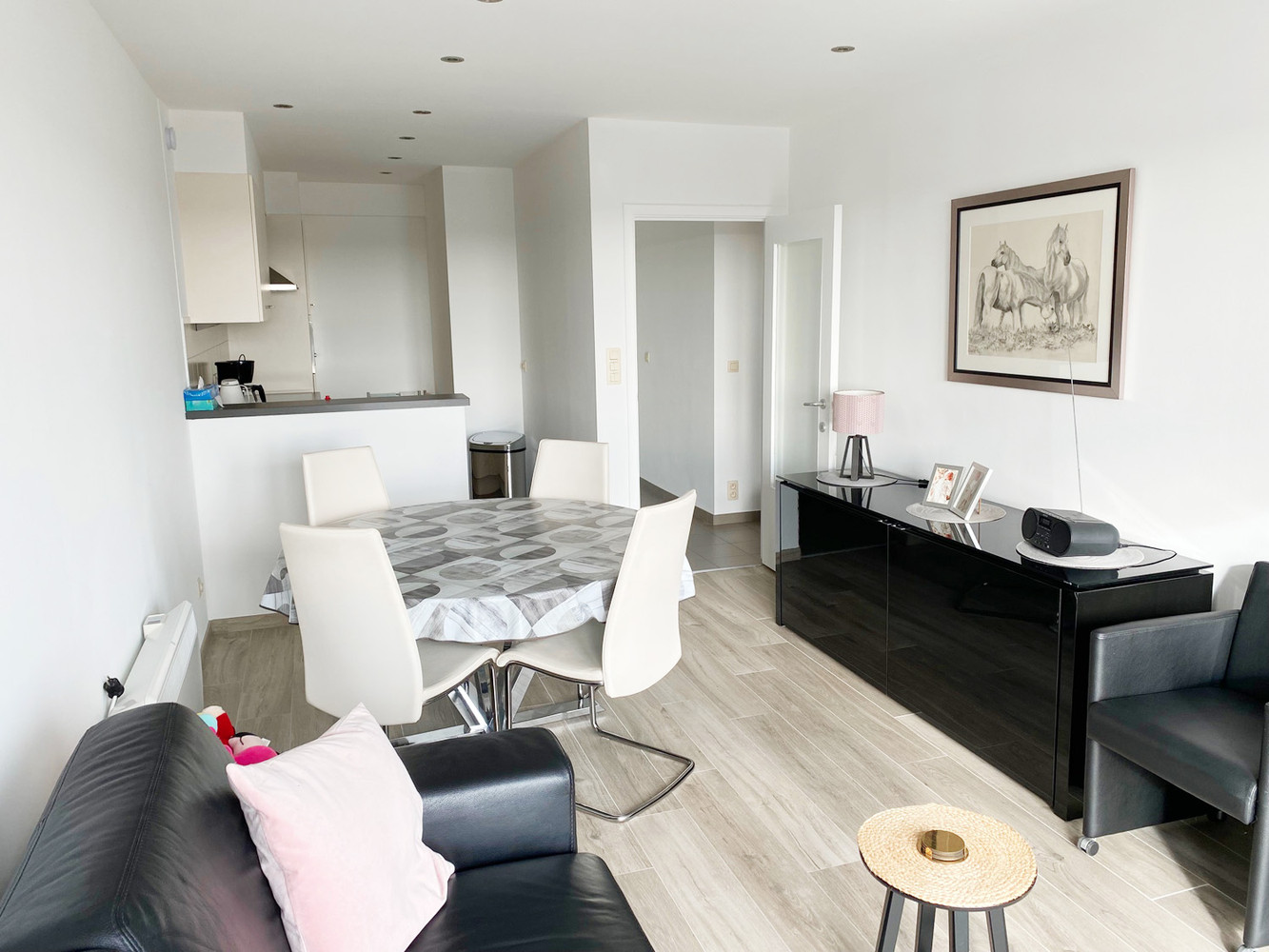 Volledig gerenoveerd en betaalbaar appartement met 1 slaapkamer, gelegen op de 9e verdieping van complex "Costa Brava". - photo 4