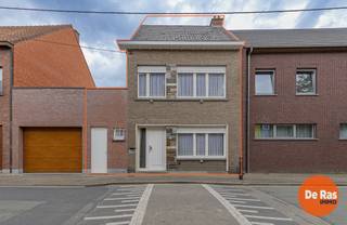 OUDEGEM - TE RENOVEREN WONING MET 3 SLAAPKAMERS, TUIN EN BOUWGRONDPOTENTIEEL<br /><br />Deze woning is centraal gelegen in Oudegem, op wandelafstand van winkels, scholen, openbaar vervoer en het station. Dankzij de vlotte verbinding met Dendermonde en de nabijheid van belangrijke invalswegen geniet u hier van een uitstekende bereikbaarheid.<br /><br />Naar indeling toe beschikt de woning op het gelijkvloers over een inkomhal, een lichtrijke leefruimte, een basiskeuken met eetplaats en een toilet. Op de eerste verdieping bevinden zich een nachthal, een badkamer en 3 slaapkamers. De zolderverdieping is momenteel ingericht als kamer, maar beschikt nog niet over een vaste trap. Verder heeft de woning een betonnen structuur en een droge kelder.<br /><br />De verwarming gebeurt via twee gaskachels. Achteraan bevindt zich een aangename tuin met veel privacy. Een bijzondere troef van deze eigendom is dat het achterste gedeelte van het perceel potentieel biedt als bouwgrond, wat interessante mogelijkheden creëert (onder voorbehoud van stedenbouwkundige goedkeuring).<br /><br />Daarnaast beschikt de woning over een praktische doorgang langs de linkerzijde van de woning, ideaal voor fietsen, tuinmateriaal en vuilnisbakken, zonder dat u hiervoor door de woning hoeft te gaan.<br />De vermelde prijs is een richtprijs. Na ontvangst van de biedingen zal de verkoper beslissen of hij/zij de eigendom verkoopt aan het beste bod. De richtprijs is aldus niet bindend voor de verkoper. Voor meer info kunt u ons contacteren of het reglement raadplegen op onze website.