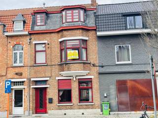 Brugge KRISTUS-KONING, BURGERSHUIS met TUIN, dubbele living, 3 slaapkamers , centrale verwarming .Omvat : Ruime hal, 2 nette kelders, dubbele living...