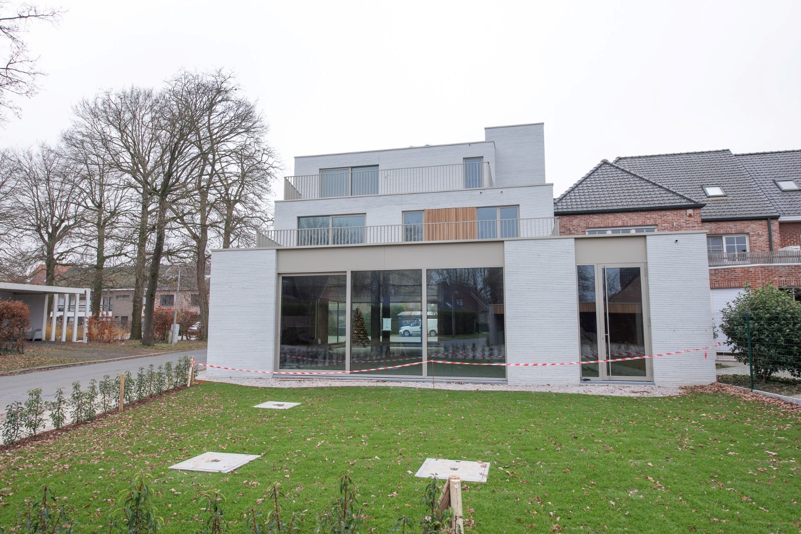 TE HUUR: Instapklare handelsruimte van 225m² op zeer commerciële ligging te Wielsbeke! - foto 2