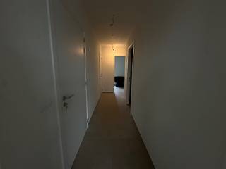 Energiezuinig nieuwbouwappartement met twee slaapkamers, ondergrondse berging en staanplaats te huur. <br /><br />BEZOEKMOMENT 12 NOVEMBER 16u - 18u. Inschrijven via www.opt-immo.be<br /><br />De inkomhal geeft rechtstreeks toegang tot de leefruimte met open keuken. De keuken is voorzien van alle nodige toestellen. Via de nachthal is er toegang tot de ruime berging, waar alle voorzieningen voorhanden zijn en waar aansluiting is voor een wasmachine en droogkast. Verder zijn er twee slaapkamers, een afzonderlijk toilet en een ruime badkamer met dubbele lavabo en inloopdouche. Er is ook een terras aanwezig. <br /><br />Inbegrepen zit een ondergrondse berging en een autostaanplaats. De residentie biedt ook een afgesloten fietsenberging en een lokaal voor afvalbeheer. <br /><br />Het appartement wordt verwarmd middels een warmtepomp en beschikt over privatieve zonnepanelen, waardoor het appartement energiezuinig is. <br /><br />Syndic: 60 euro per maand<br />Beschikbaar: 01/01/2027<br /><br />De meubelen op de afbeeldingen zijn louter ter illustratie en worden niet mee verhuurd.