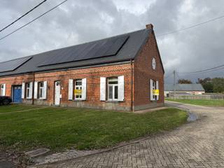 Deze ruime en instapklare woning is gelegen in een rustige buurt van Geel.Via de inkomhal betreed je één van de twee slaapkamers. Verder kom je...