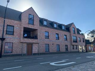 Lichtrijk en modern dakappartement met zuidgericht terras, 2 slaapkamers en autostaanplaats • Gemeenschappelijke kost (Provisie): €60/maand • EPC:...