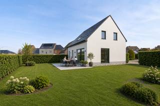 <p>In een rustige straat in Mazenzele, en vlakbij de verbindingsweg richting Asse-Brussel en Dendermonde, wordt deze kwalitatieve en energiezuinige open bebouwing gebouwd op een perceel van 554 m².</p>
<p>U heeft een vlotte bereikbaarheid naar winkels, scholen en openbaar vervoer. Ook de nieuwe fietssnelweg richting centrum Brussel ligt nabij. Kortom een perfecte bereikbaarheid met auto, fiets of trein. De woning wordt kwalitatief afgewerkt met speciale aandacht voor duurzame CO2-neutrale en energiezuinige technieken.<br />Deze ruime gezinswoning van 245m² bebouwde opp. is praktisch ingedeeld: Op het gelijkvloers vind je een inkomhal, apart toilet, vestiaire, ruime leef-/eetruimte met open keuken, berging en een zeer ruime inpandige garage. Aansluitend aan de leefruimte heeft u een mooie tuin waar u kan genieten van de rust en de buitenlucht.<br />Op de eerste verdieping vinden we 4 slaapkamers, 1 grote badkamer met douche en ligbad, een 2e badkamer met douchecel en een apart toilet.<br />Op de zolderverdieping is er een mooie en ruime geïsoleerde opbergruimte van 40m².Deze woning is voorzien van vooruitstrevende technieken zoals centrale verwarming dmv. warmtepomp, vloerverwarming op beide verdiepen, ventilatiesysteem type D, zonnepanelen,.. etc.. zodat u een duurzame, energievriendelijke en CO2 neutrale woning met een E-peil kleiner dan 20 verkrijgt.<br />Als koper beschikt u over uw eigen persoonlijke materiaalkeuzes en afwerking van keuken, bevloeringen, badkamer,.. enz. volgens uw wensen en smaak.<br />Bezoek op afspraak onze inspiratiewoning.Voor meer info: info@vanhoutven.be – 09 280 78 33</p>