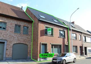 Op een steenworp van het centrum van Zottegem bevindt zich deze prachtig afgewerkte en instapklare woning die uitblinkt in wooncomfort, stijl en energiezuinigheid. Dankzij de renovatie combineert deze woning een moderne uitstraling met een warm woongevoel, ideaal voor wie zorgeloos wil intrekken.<br /><br />Bij het binnenkomen valt meteen de logische en open indeling op. Vanuit de inkomhal met gastentoilet en wasplaats komt u in de lichtrijke leefruimte, waar grote raampartijen zorgen voor een ruimtelijk gevoel en een mooi zicht op de tuin. De moderne, volledig geïnstalleerde keuken sluit naadloos aan en vormt het hart van de woning.<br /><br />Op de eerste verdieping bevinden zich twee comfortabele slaapkamers en twee stijlvolle badkamers, voorzien van alle hedendaags comfort. De tweede verdieping biedt nog twee ruime slaapkamers en een technische ruimte/berging, ideaal als extra opslag, hobbykamer of bureauruimte.<br /><br />Buiten geniet u van een onderhoudsvriendelijke, afgesloten en zonnige tuin met terras, perfect voor gezellige avonden en momenten in het groen. Dankzij de praktische zij-ingang is de tuin rechtstreeks toegankelijk.<br /><br />De woning is uitgerust met tal van moderne voorzieningen zoals vloerverwarming op het gelijkvloers, zonnepanelen, verlichtingsarmaturen en een kelder. Met een EPC van slechts 65 kWh/m² beschikt u over een toekomstgerichte en energiezuinige thuis.<br /><br />De woning is beschikbaar vanaf 01/02/2026. Hebt u interesse? Dien dan gerust online uw bezoekaanvraag in, wij nemen contact met u op om een bezoekmoment vast te leggen.<br /><br />