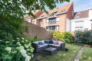 In de Kokstraat 14, midden in het historische hart van Nieuwpoort-Stad, bevindt zich deze karaktervolle en ruime stadswoning gelegen op een perceel van 272m². De ligging is een absolute troef: op wandelafstand van de gezellige kaai met haar sfeervolle restaurants, diverse viswinkels, de tramhalte en het levendige marktplein. Hier geniet u dagelijks van de charme en het comfort van het stadsleven.<br />Een bijzonder pluspunt van deze woning is de verrassend gezellige, ruime en groene stadstuin, waar u in alle rust kunt ontspannen en genieten van de zon – een zeldzaamheid in het centrum.<br />De woning is als volgt ingedeeld: Op het gelijkvloers komt u binnen via de inkomhal, waarna u terechtkomt in de leefruimte met een gezellige zithoek en een aparte bureauruimte, ideaal voor thuiswerk. Zowel de woonkamer als de zit- en bureauruimte zijn uitgerust met een eigen gashaard, wat zorgt voor extra sfeer en een warme, gezellige uitstraling. Aansluitend is er een apart gastentoilet en achteraan de functionele keuken en eetplaats met directe toegang tot de zonnige tuin.<br />Op de eerste verdieping bevinden zich de grote master bedroom, een tweede slaapkamer, een apart toilet en een vernieuwde badkamer uitgerust met een grote inloopdouche, ligbad en dubbele wastafel.<br />De tweede verdieping biedt plaats aan nog twee volwaardige, ingerichte slaapkamers, ideaal voor een groot gezin, hobbyruimte of logeerkamers.<br />Verder is de woning volledig onderkelderd, wat zorgt voor heel wat extra bergruimte. De centrale verwarming op aardgas garandeert een aangenaam wooncomfort.<br />Bent u op zoek naar een ruime gezinswoning met een unieke stadstuin op een topligging in het historische centrum van Nieuwpoort-Stad? Dan is deze woning beslist een bezoek waard.<br />EPC: 284 kWh/m². Vraagprijs: 395000€