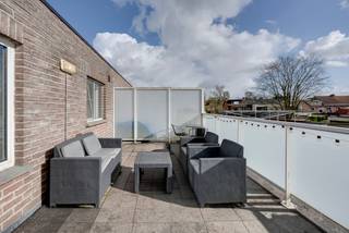 Te koop: lichtrijk appartement met ruim zuidgericht terras in het hart van BrasschaatOntdek dit charmante appartement op de eerste verdieping. Met...