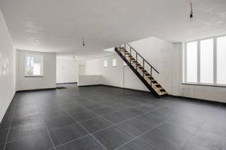 <p>Bij het betreden van de woning komt u binnen in de inkomhal, hier is er een apart toilet, via de zwarte metalen deur met glaspartij gaan we door naar de extreem grote leefruimte, helemaal achteraan deze ruimte zijn de voorzieningen van de keuken al geplaatst, de keuken dient door de koper zelf nog geplaatst te worden.</p>
<p>Achteraan de leefruimte is er nog een zeer grote polyvalente ruimte, dit kan mogelijk dienen als kantoor of 2<sup>de</sup> leefruimte. Verder is er een technische ruimte die tevens kan dienen als berging. Hier bevinden zich de aansluitingen voor de vloerverwarming, die zowel kan verwarmen als koelen (warmtepomp), de warmtepompboiler en de pomp van de regenwaterput. Deze ruimte is langs buiten in de tuin ook een ingang voorzien naar deze polyvalente ruimte, alsook is er een buitendeur van de keuken naar het terras.<br />Via de trap in de leefruimte gaan we naar de eerste verdieping, hier zijn er 3 slaapkamers aanwezig, een berging, een badkamer en nog een zeer grote ruimte wat kan dienen als bureauruimte / hobby kamer of extra slaapkamers. Ook is er een beperkte zolderberging aanwezig, bereikbaar via een uitschuifbare trap. Achteraan de woning bevindt zich een gezellig tuintje met een verhard terras. Aansluitend is er de mogelijkheid om een wagen te parkeren, al de aansluitingen voor een elektrische laadpaal zijn voorzien. In de kelder is bovendien een praktische kelderberging aanwezig.</p>
<p><br />✅ Extreem gunstig EPC met A+ label.<br />✅ Voldoende zonnepanelen.<br />✅ Driedubbele beglazing.<br />✅ Regenwaterput van 7.500 liter, aangesloten op toiletten en buitenkraan.<br />✅ Alle keuringen zijn conform.<br />✅ Keuken aan 6% btw.<br /><br />En het grootste voordeel van allemaal: deze woning wordt te koop aangeboden onder registratierechten, niet onder btw!<br />Aarzel niet en contacteer ons vandaag nog voor een bezichtiging op het nummer 0499/30.87.87 of via info@immo-bosmans.be</p>
