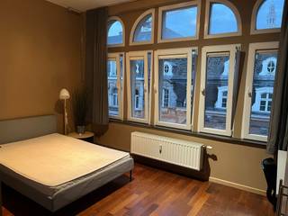 <p>Op de Bondgenotenlaan, de levendige verbindingsas tussen het station en de Grote Markt, bevindt zich deze gezellige studentenkamer met eigen sanitair. Een ideale uitvalsbasis voor studenten die graag midden in het stadsleven wonen, op wandelafstand van talrijke voorzieningen, campussen en faculteiten. Met veel plezier bieden we deze bemeubelde kamer aan, gelegen op de derde verdieping aan de voorzijde van het gebouw. <span><span>De kamer beschikt over een privatieve badkamer, wat zorgt voor extra comfort en privacy. Daarnaast hebben bewoners toegang tot de gemeenschappelijke keuken, waar je samen met medestudenten kan koken, ontspannen en gezellig samenkomen.</span></span><br /><br /><span><span>Meer informatie of een bezichtiging ter plaatse? Neem contact op via </span></span><span><span>verhuur@connect-immo.be</span></span><span><span> of 016 229 228</span></span><br /><br /><span><span>Huurprijs: €715 + €95 vaste kosten</span></span><br /><span><span>*Exclusief studententaks</span></span><br /><span><span>Beschikbaar vanaf 1 september 2026!</span></span></p>