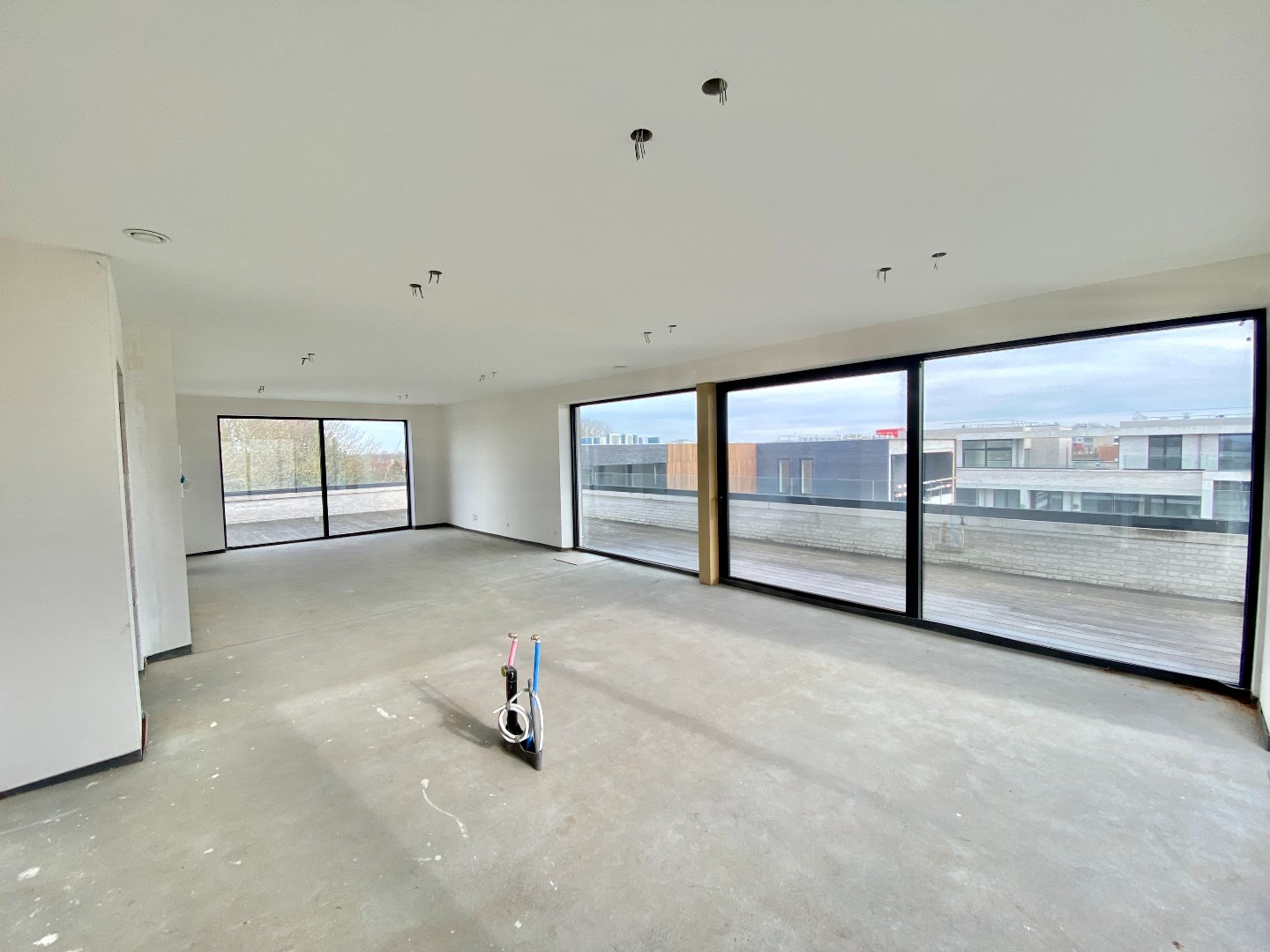 LUXE PENTHOUSE (141M²) MET PRIVATE LIFT, 2 SLPKS EN RUIM TERRAS (95M²) - foto 4