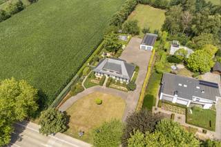 Deze vrijstaande gezinswoning bevindt zich in een groene en landelijke omgeving net buiten het centrum van Rijkevorsel, op een ruim perceel van ca. 4486 m². Hier woont u in alle rust, met winkels, scholen en andere voorzieningen toch vlot bereikbaar. De woning combineert een aangename woonoppervlakte van 273 m² met een uitgestrekte tuin en biedt volop ruimte en mogelijkheden voor wie comfortabel wil wonen of wonen en werken wil combineren.<br /><br />Het gelijkvloers verwelkomt u met een ruime inkomhal, gevolgd door een lichte en gezellige leefruimte met apart zit- en eetgedeelte en een sfeervolle houtkachel. Verder bevindt zich de volledig uitgeruste keuken en de praktische wasplaats. Daarnaast zijn er twee volwaardige slaapkamers, een badkamer met bad en douche en een gastentoilet. Vanuit de hal is er toegang tot de volledig onderkelderde verdieping, die ingedeeld is in verschillende delen. Deze kelder is ideaal voor extra opbergruimte, werk- of hobbyruimte. <br /><br />Op de eerste verdieping bevinden zich drie bijkomende slaapkamers en twee zolderruimtes die verder afgewerkt kunnen worden naar eigen wens of noodzaak. <br /><br />De zonnige tuin rondom de woning biedt veel privacy en is uitermate geschikt voor wie graag buiten leeft. De dubbele garage van ca. 80 m², voorzien van zonnepanelen, maakt het plaatje compleet en biedt ruimte voor wagens, fietsen en extra opslag. <br /><br />Met een EPC-score van 475 kWh/m² en label E valt de woning onder de renovatieverplichting van de Vlaamse overheid (behoudens bij sloop binnen 5 jaar na de aankoop). Consulteer voor meer informatie de website van het Vlaams Energie- en Klimaatagentschap via deze link.<br /><br />Troeven:<br />- Ruime gezinswoning op een perceel van ca. 4486 m²<br />- Rustige ligging nabij het centrum van Rijkevorsel<br />- 5 slaapkamers en uitbreidbare zolder<br />- Volledig onderkelderd met veel gebruiksmogelijkheden<br />- Dubbele garage van ca. 80 m²<br />- Zonnepanelen en veel potentieel voor renovatie