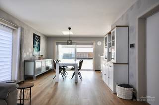 <p>Cette maison comprend au rez-de-chaussée un hall d'entrée, des toilettes, un espace de vie avec coin salon et salle à manger, une cuisine ouverte équipée, un débarras et un garage.<br />À l'étage, vous trouverez 3 chambres et une salle de bain moderne avec lavabo, toilettes, baignoire et douche.<br />Magnifique terrasse orientée sud-ouest avec jardin et abri de jardin.<br />Disponible immédiatement !<br />Intéressé ?<br />Contactez Immo Roman, gsm 0472 35 92 86</p>
