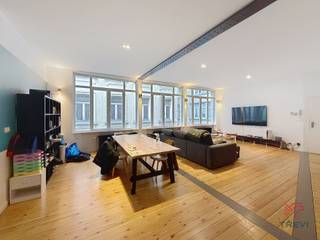 BRUSSEL – In het hart van de stad, op 2 minuten van de Grote Markt, dicht bij instellingen en winkels, nabij het Muntplein, ruim appartement met...