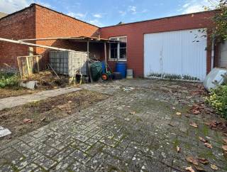 Interessante bouwgrond met een totale perceeloppervlakte van 257m², een straatbreedte van circa 6,20 meter en een perceeldiepte van circa 41 meter.<br /><br />Achteraan het perceel bevindt zich een bestaande garage van ca. 45 m², die een mooie extra ruimte biedt voor opslag, hobby, werkruimte of andere toepassingen.<br /><br />Dankzij de gunstige perceelafmetingen en de reeds aanwezige garage biedt dit eigendom tal van mogelijkheden voor particulieren, zelfstandigen en investeerders.<br /><br />Een bijkomend en belangrijk voordeel is dat bij nieuwbouw op dit perceel, mits voldaan wordt aan de wettelijke voorwaarden, het verlaagde btw-tarief van 6% van toepassing kan zijn in plaats van het gebruikelijke tarief van 21%. Dit kan een aanzienlijk financieel voordeel betekenen bij de realisatie van een nieuwbouwproject.<br /><br />De concrete bouwmogelijkheden, het toegelaten gebruik en de eventuele toepassing van het verlaagde btw-tarief zijn steeds afhankelijk van de geldende voorwaarden, stedenbouwkundige voorschriften en de vereiste vergunningen.<br /><br />Voor meer informatie, neem contact op met VB Vastgoed via 03 337 50 70 of info@vbvastgoed.be.