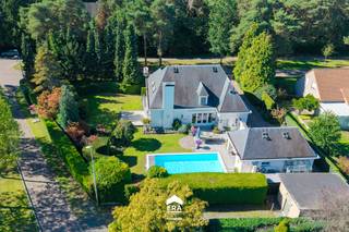 <u>Lommel:</u> Statige villa met openluchtzwembad en luxe afwerking<br /><br />Gelegen in bosrijk villapark op 5 minuten van de Nederlandse grens.<br /><br /><u>Bijzonderheden:</u>
<ul><li>Royale inkom met marmeren vloer</li><li>Ruime leefruimte (70m²) met marmeren vloer en open haard</li><li>Aparte TV-hoek/ kantoorruimte</li><li>Masterbedroom met aansluitend badkamer en dressing op het gelijkvloers</li><li>3 slaapkamers en badkamer op verdieping</li><li>Aparte wasplaats</li><li>Dubbele vrijstaande garage met zolder</li><li>Kelder en kruipruimte onder de gehele woning</li><li>Zuidelijk georiënteerde privacybiedende tuin met openluchtzwembad en buitendouche</li><li>Groot open terras met zonneluifel en overdekt terras met screens</li></ul>