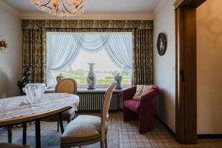 Dans la Scheldestraat à Otegem, quartier résidentiel mais rural, nous trouvons cette villa très spacieuse à vendre, à rénover. <br />Grâce à son emplacement central à proximité de différentes routes d'accès et à sa vue sur la verdure, il offre une excellente opportunité de rénovation. <br />Profitez du soleil du soir dans le grand jardin. <br /><br />Disposition : <br />- hall d'entrée spacieux avec toilettes invités<br />- un espace de vie lumineux avec vue sur la verdure à l'avant et à l'arrière<br />- cuisine spacieuse avec vue sur le jardin<br />- rangement pratique au sous-sol<br />- 1 chambre au rez-de-chaussée<br />- salle de bureau/salle polyvalente à l'avant<br />- 4 chambres spacieuses à l'étage<br />- salle de bain avec baignoire, double vasque et toilettes<br />- accès au grenier<br /><br />Avantages : <br />- emplacement résidentiel et verdoyant<br />- jardin ensoleillé, soleil du soir sur la terrasse<br />- volumes résidentiels spacieux, nombreux potentiels de rénovation<br />- de nombreuses places de stationnement sur place<br /><br />Vous voulez en savoir plus ? <br />Contactez Valentine Duquesne (0493/25 32 62) pour plus d'informations ou pour une visite sur place. <br /><br />Ce bien est soumis à l'obligation de rénovation imposée par le gouvernement flamand pour les bâtiments résidentiels (sauf en cas de démolition dans les 5 ans suivant l'achat). Pour plus d'informations, veuillez consulter le site web de l'Agence flamande de l'Énergie et du Climat via https://www.vlaanderen.be/een-woning-kopen/renovatieverplichting-voor-residentiele-gebouwen<br /><br />Registre des mesures: non