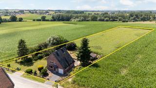 Graag bieden wij u deze solide woning aan, gelegen in Tollembeek. Op het gelijkvloers bevinden zich een inkomhal, een lichtrijke leefruimte met aansluitende woonkeuken, een afzonderlijk toilet, een wasplaats en een garage. De verdieping omvat drie ruime slaapkamers en een badkamer. Via een vaste trap bereikt u de ruime zolder, die kan worden ingericht als vierde slaapkamer. De woning geniet bijzonder veel lichtinval en biedt een prachtig uitzicht over de achterliggende weide en velden. Buiten beschikt u over een groot zonneterras en een ruime tuin met tuinhuis. Het perceel is grotendeels omheind. Voor meer informatie of een bezoek kunt u Sophie contacteren op 0496 71 50 59