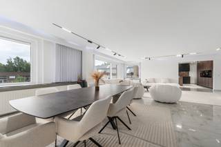 <p>Te koop: ruim appartement in Sint-Niklaas, gelegen aan de Antwerpsesteenweg, in een residentiële woonkern nabij scholen, openbaar vervoer en invalswegen.</p>

<p>Dit appartement uit 1969 biedt royale leefruimtes en een praktische indeling, ideaal voor een gezin of wie graag extra ruimte heeft. De ligging combineert het comfort van een rustige woonomgeving met de nabijheid van het treinstation en belangrijke verbindingswegen. Het EPC-label C zal nog herberekend worden naar een EPC B, wat zorgt voor een evenwichtige energieprestatie.</p>

<p>Belangrijkste ruimtes:<br />• Ruime woonkamer (65 m²) met veel lichtinval<br />• Keuken (16,65 m²) volledig ingebouwd met inductiekookplaat, oven, combi-oven, vaatwasser en meer<br />• Vier slaapkamers (22,14 m²; 21,86 m²; 13,72 m²; 11,45 m²)<br />• Badkamer (10,61 m²) met douche, ligbad en aansluitingen voor wasmachine en droogkast<br />• Terras (19 m²) voor buiten genieten<br />• Inkomhal (18,76 m²) met parlofoon en videofoon<br />• Twee bergingen (3,63 m² en 2,11 m²)<br />• Apart toilet (5,04 m²) met handenwasser<br />• Staanplaats</p>

<p>Troeven:<br />• Royale leefruimte en vier volwaardige slaapkamers<br />• Centrale ligging nabij scholen, openbaar vervoer en treinstation<br />• Praktisch terras (19m²) en privatieve autostaanplaats</p>

<p> </p>

<p>Neem vandaag nog contact op met je ERA-makelaar voor een bezoek.</p>