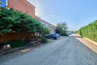 TE KOOP Hasselt - Multifunctioneel pand Herkenrodebosstraat 40<br /><br />Langsheen de Herkenrodebosstraat nummer 40 te Kuringen vinden we dit gebouw voor gemengd gebruik op een perceel van maar liefst 84 are 16 centiare. Het pand ligt uitstekend vlakbij de Kuringersteenweg en de op -en afritten van de E313.<br />Het pand is verdeeld in woongedeelten en commerciële ruimtes en is momenteel zo goed als volledig verhuurd. De huuropbrengsten maken dit dan ook een interessant investeringsobject.<br /><br />Kenmerken:<br />- oppervlakte perceel: 84a16ca<br />- bebouwde oppervlakte: +- 2375m²<br />- nuttige oppervlakte: 2678m²<br />- achterliggend garageboxen (5 stuks)<br /><br />Voor meer info en/of een bezichtiging ter plaatse - 011/39 90 50 of peter.indesteege@jansenrealestate.be