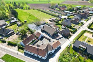 Deze te renoveren woning is rustig gelegen en geniet van een uitstekende bereikbaarheid dankzij de nabijheid van de E17 en de N35. Het pand vormt...