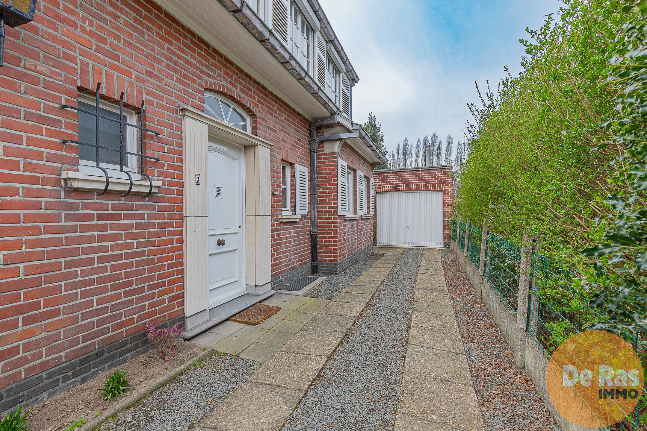 WETTEREN - Solide, te renoveren woning met 4 kamers en tuin - foto 2