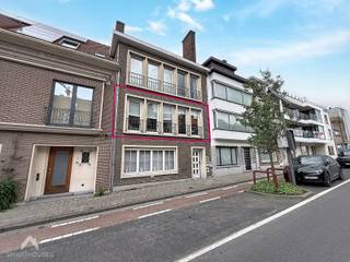 Centraal gelegen appartement op wandelafstand van winkels, markt, openbaar vervoer en de Leie. Het appartement omvat een inkomhal met...