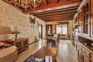 <p>In Roosdaal, op wandelafstand van winkels, scholen en openbaar vervoer, vindt u deze te renoveren woning met tuin en oprit, gelegen op een perceel van 468 m². Op het gelijkvloers vindt u een lichtrijke woonkamer van 30 m², een aparte eetkamer van 10 m² en een vernieuwde keuken van 10 m² Achteraan vinden we nog de gezellige veranda van 26 m², die uitgeeft op de tuin. De ruime garage van 38 m² biedt bijkomende bergruimte. Op de bovenverdieping treft u drie slaapkamers aan, met respectievelijke oppervlaktes van 12 m², 16,5 m² en 7 m², aangevuld met een badkamer van 8 m² met bad, toilet en enkele lavabo. Zolder en kelder aanwezig. Het EPC-label is E (474 kWh/m²), renovatieplicht. Rustig gelegen, maar toch nabij invalswegen richting onder meer Aalst, Ninove en Brussel. Stedenbouwkundige inlichten en maatregelenregister in aanvraag.</p>