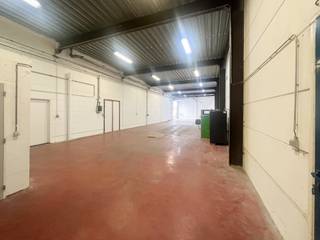 Op een toplocatie, centraal gelegen in de gemeente Bornem, bieden wij deze opslagruimte aan. De opslagruimte maakt deel uit van strategisch gelegen bedrijventerrein dat zich bevindt in de gouden driehoek Antwerpen – Brussel – Gent, met directe nabijheid van de N16 en uitstekende verbindingen naar de A12 en E17.<br /><br />De unit van 300 m² heeft een vrije hoogte van 4,90 meter en is voorzien van een sectionaalpoort. Verlichting, stopcontacten en een toilet zijn aanwezig.<br /><br />De unit is voorzien van water en elektriciteit.<br />Verwarming via een mazouttank. <br /><br />Er is voldoende parkeerplaats vooraan de unit. <br /><br />De huurprijs is exclusief BTW en onroerende voorheffing. <br /><br />Heb je interesse in deze opslagruimte?<br />Neem gerust contact op via toni@julimmo.be of 0498 62 74 77.