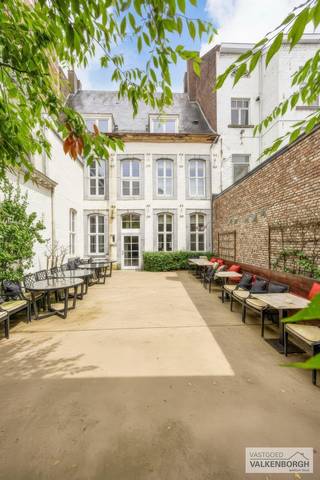 In de Kapelstraat op huisnummer 51 vinden we dit volledig gerenoveerd karaktervol historisch pand terug ook wel gekend als het...