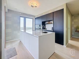 Op de 17de verdieping van een stijlvolle nieuwbouwresidentie in de Troonstraat bevindt zich dit prachtige hoekappartement uit 2025. Dankzij de unieke ligging geniet u van een indrukwekkend panoramisch uitzicht, een zijdelings zicht op zee en een overvloed aan natuurlijk licht. Bovendien woont u op wandelafstand van de zeedijk, het strand en het bruisende centrum van Oostende, waar winkels, restaurants en openbaar vervoer binnen handbereik zijn.<br /><br />Het appartement werd afgewerkt met kwalitatieve materialen en combineert hedendaags comfort met een energiezuinige woonervaring dankzij het uitstekende EPC-label A. De lichtrijke leefruimte met grote raampartijen sluit naadloos aan op de volledig ingerichte open keuken, die uitgerust is met onder meer een inductiekookplaat, oven, microgolfoven, vaatwasser en gasoven.<br /><br />Verder beschikt het appartement over twee volwaardige slaapkamers, een stijlvolle badkamer, een apart gastentoilet en een praktische berging, waardoor het perfect geschikt is als vaste woonplaats, tweede verblijf of investeringspand.<br />Als extra is er de mogelijkheid om een autostaanplaats en twee afzonderlijke bergingen aan te kopen.<br /><br />Bent u op zoek naar een instapklaar nieuwbouwappartement met een uitzonderlijke ligging, een prachtig uitzicht en alle hedendaagse comfort? Dan is dit een unieke opportuniteit in het hart van Oostende.