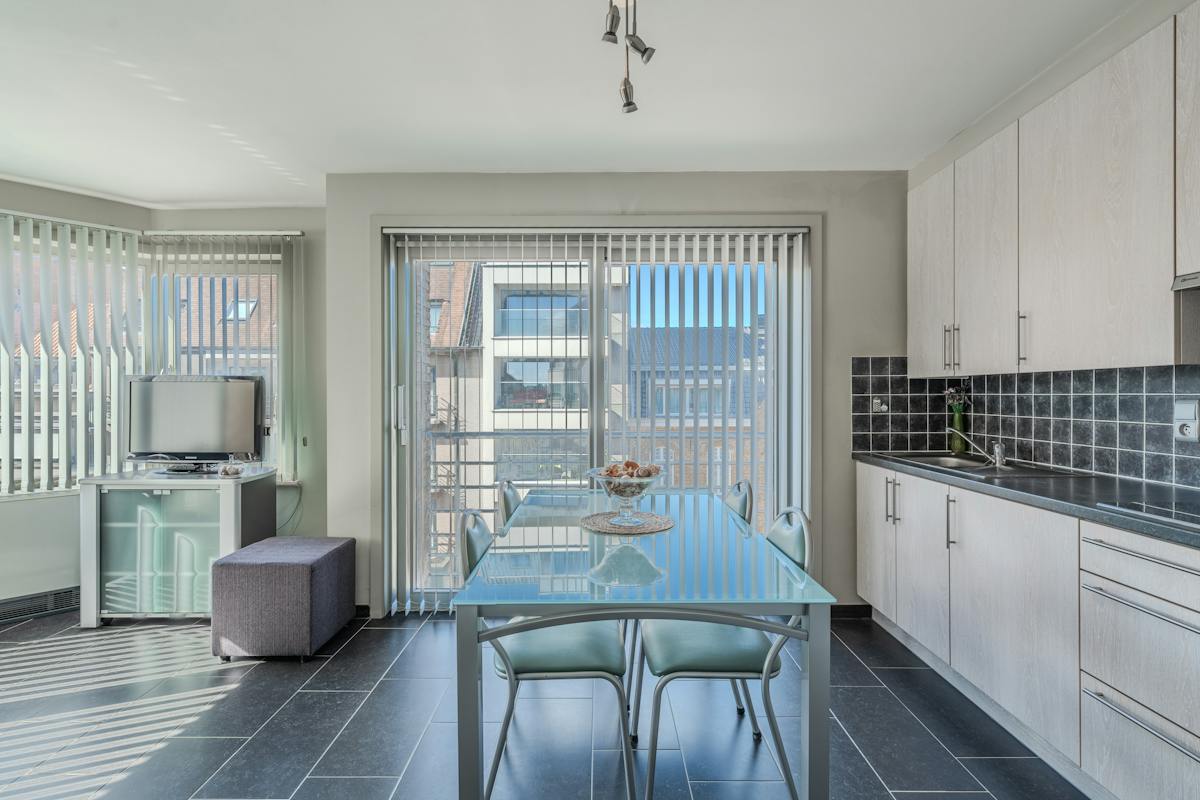 Lichtrijk hoekappartement met twee slaapkamers in het centrum! - foto 4