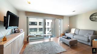 Modern appartement gelegen in een kleinschalig gebouw op centrale ligging nabij het centrum en het Albertstrand. <br />Samenstelling: open keuken voorzien van alle toestellen, gezellige living met zit- en eethoek uitgevend op terrasje vooraan. <br />Apart toilet, 2 ruime slaapkamers, bad - en douchekamer. Slechts één appartement per verdiep.<br />Private berging inbegrepen.