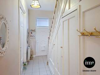<p>Immo Store presenteert deze uitstekend gelegen woning in de gegeerde De Selliers de Moranvillelaan in Sint-Agatha-Berchem. Op het gelijkvloers bevinden zich een inkomhal, woonkamer, eetkamer en keuken, met aansluitend een overdekte koer die tal van mogelijkheden biedt. De twee bovenverdiepingen beschikken elk over een eigen achterterras en omvatten samen 4 slaapkamers en 2 badkamerruimtes. De bovenste verdieping, die naar eigen smaak verder afgewerkt of gerenoveerd kan worden, zou kunnen worden ingericht als een ruime extra woonverdieping. Een ruime woning met veel potentieel, gelegen op een toplocatie in een gegeerde woonomgeving. Grijp deze unieke IMMO STORE-kans en plan vandaag nog uw bezoek! Bel ons op 02/203.03.03 of stuur een mail naar info@immo-store.be!</p>