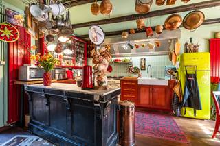 Dit iconisch hoekgebouw is gelegen in het centrum van Eeklo, op enkele passen van De Herbakker, de kunstacademie en de Markt.De woning heeft een...