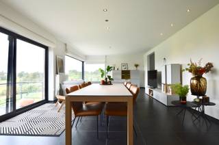 Zeer ruime instapklare woning met prachtig uitzicht. Rustig gelegen in doodlopende straat.Indeling gelijkvloers: inkomhall, toilet, wasruimte, ruime...