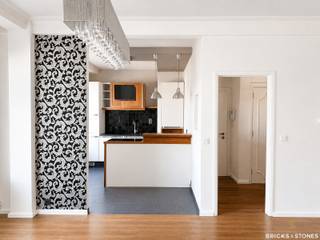 <p>Gelegen op de zesde verdieping van een verzorgd gebouw in de gegeerde Expo-wijk bevindt zich dit aangename tweeslaapkamerappartement. Dankzij de gunstige ligging bevinden winkels, openbaar vervoer, belangrijke invalswegen en het Mastvestpark zich op wandelafstand.<span></span></p>
<p>Via de ruime inkomhal met praktische vestiaire betreden we de lichtrijke woon- en leefruimte, afgewerkt met een parketvloer en genietend van een prachtig panoramisch uitzicht. Aansluitend bevindt zich de open keuken, uitgerust met een koelkast, inductiekookplaat, oven en vaatwasser. Daarnaast is er eveneens een aansluiting voorzien voor een wasmachine.</p>
<p>Achteraan bevinden zich twee slaapkamers. De master bedroom is voorzien van ingemaakte kasten, terwijl de tweede kamer zich uitstekend leent als bureau, babykamer of hobbyruimte. Vanuit deze kamer is er tevens toegang tot het terras.</p>
<p>De badkamer is uitgerust met een enkele wastafel met badkamermeubel en een douche in bad. Verder beschikt het appartement over een afzonderlijk gastentoilet.</p>
<p>Tot slot zijn een privatieve kelderberging en een gemeenschappelijke fietsenberging inbegrepen.</p>
<p>Het appartement is momenteel kwalitatief verhuurd aan <strong>€850 per maand</strong>, waardoor het eveneens een interessante opportuniteit vormt voor investeerders.</p>