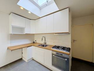 Deze charmante woning is gelegen in de Madeliefjesstraat, midden in de Brugse Poort. Dit is een levendige en dynamische Gentse wijk met een sterke buurtvibe waar mensen elkaar nog echt ontmoeten. De ligging is daarnaast bijzonder praktisch: op amper 5 minuten fietsen bevindt u zich al in het hart van het Gentse stadscentrum, met alle winkels, horeca en cultuur binnen handbereik.<br /><br />De woning kent een functionele indeling over drie verdiepingen. Het gelijkvloers is efficiënt ingericht en herbergt de leefruimte met aansluitend de keuken, de badkamer en het toilet. Via de vaste trap bereikt u de bovenliggende verdiepingen. Op de eerste verdieping bevindt zich de eerste volwaardige slaapkamer die men doorloopt om de tweede slaapkamer op het tweede verdiep te bereiken.<br /><br />Indeling van de woning:<br />Gelijkvloers: Woonkamer - keuken - badkamer - toilet.<br />Eerste verdieping: Slaapkamer 1.<br />Tweede verdieping: Slaapkamer 2.<br /><br />Onmiddelijk beschikbaar!