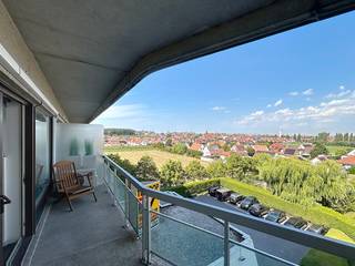 Deze instapklare studio is goed en rustig gelegen in Res. Laguna Beach op 800m van de Zeedijk.Indeling: Hall, lichtrijke leefruimte met open en...