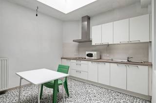 <p><span>Charmante woning te Putte met klassieke uitstraling en hedendaags wooncomfort.</span></p><p><span>Ontdek deze karaktervolle woning in het hart van Putte, waar authenticiteit en ruimte perfect samenkomen. Met een bewoonbare oppervlakte van maar liefst 245 m² en vier volwaardige slaapkamers biedt deze woning alle comfort voor gezinnen of wie graag ruim woont.</span></p><p><span>De woning beschikt over een ruime leefruimte, een praktische keuken en een badkamer, wat samen zorgt voor een aangenaam en functioneel wooncomfort. Parkeren vormt bovendien nooit een probleem dankzij de ruime inpandige garage, waardoor een staanplaats steeds gegarandeerd is.</span></p><p><span>Een absolute meerwaarde is de zolderverdieping van meer dan 61 m², die tal van mogelijkheden biedt om extra kamers, een hobbyruimte of bureau te creëren. Dankzij de grote raampartijen geniet de woning bovendien van een uitzonderlijk mooie lichtinval.</span></p><p><span>Gelegen aan het dorpsplein van Putte, bevinden winkels, scholen en openbaar vervoer zich op wandelafstand.</span></p><p><span>Een unieke combinatie van ruimte, charme en een topligging.</span></p><p><span> </span></p><p><span>Interesse? Twijfel dan niet en maak snel een afspraak via www.immovercammen.be of 015/755 444.</span></p><p><span> </span></p>